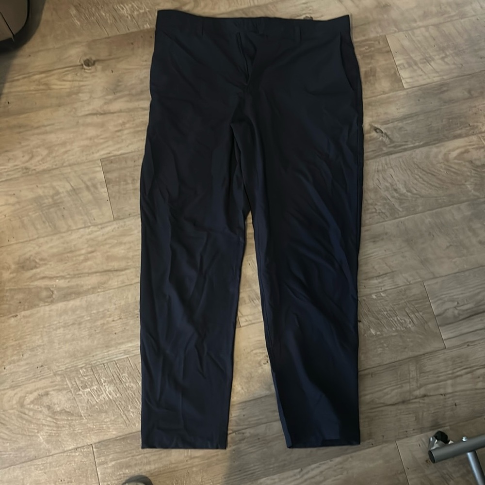 Fabletics Pants. Navy size 32 length 30. Excellent condition. Never worn